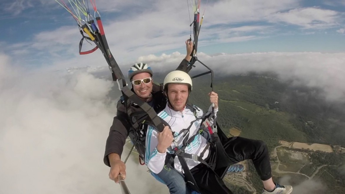 Vol au dessus des nuages lors d&rsquo;un baptême parapente