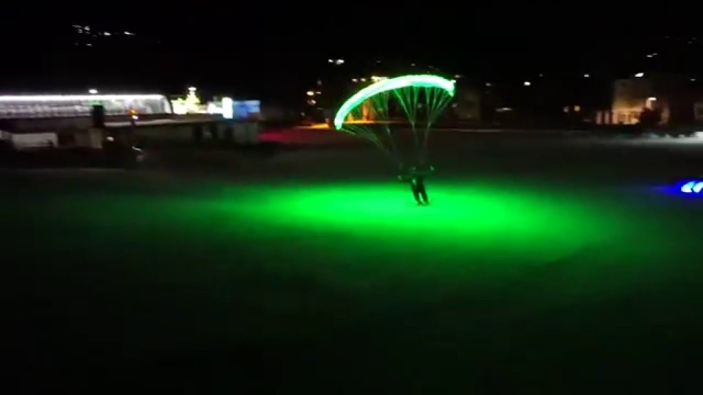 Vol d&rsquo;ailes de speed riding illluminées dans la nuit