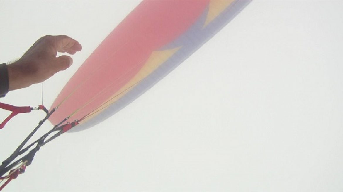 Un vol parapente bien trempé dans les nuages au Brésil