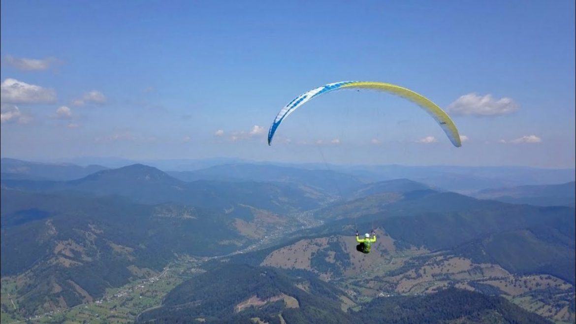 Vol dans un paysage magnifique des Carpates en Roumanie