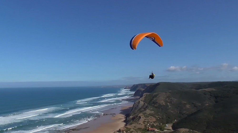 Vol sur le site parapente Praia do Cordoama (Portugal)