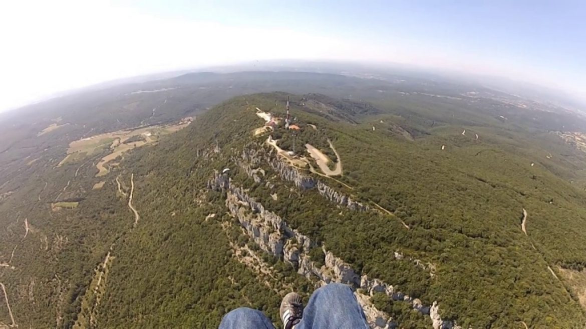 Vol sur le site parapente Mont Bouquet (30)