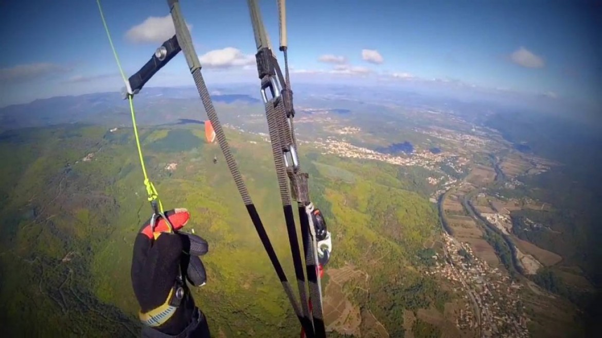 Vol sur le site parapente Mont Caroux (34)