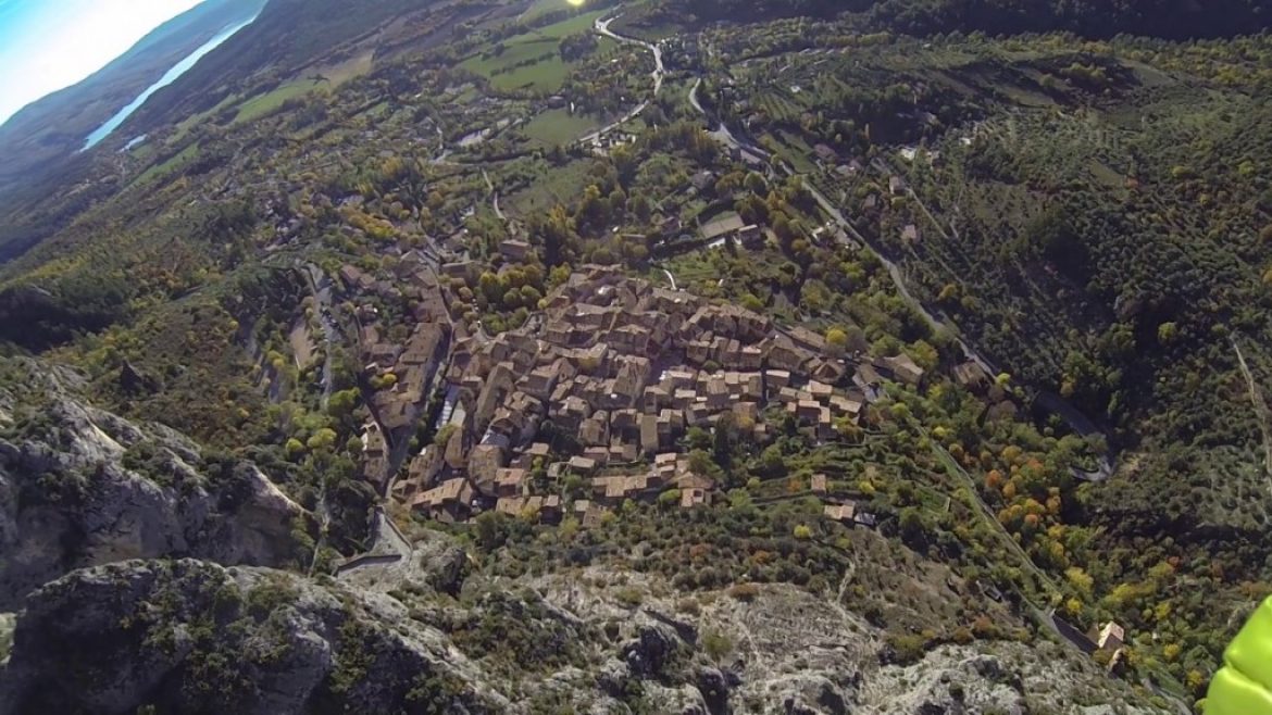 Vol sur le site parapente Moustiers (04)