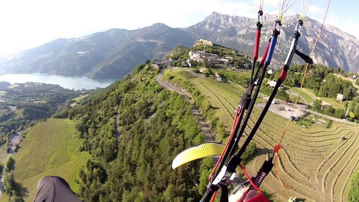 Vol sur le site parapente Saint Vincent Les Forts (04)