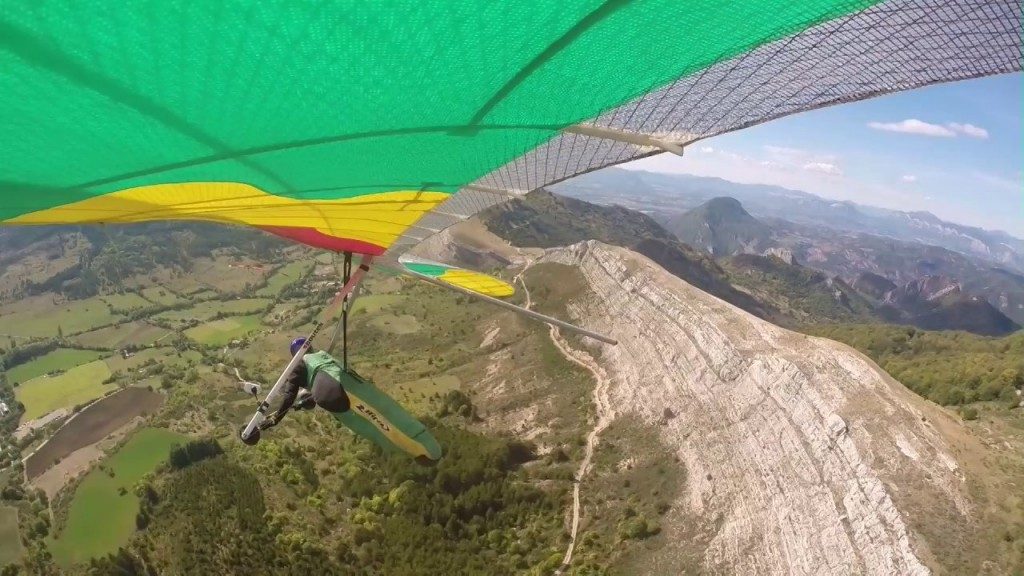 Vol sur le site parapente Saint Geniez en delta (04)