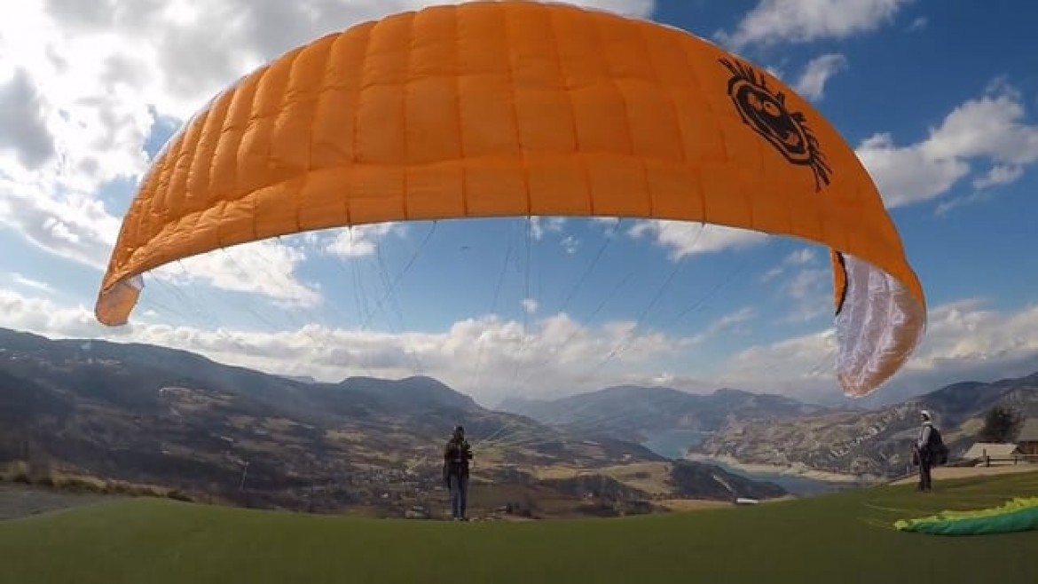 Vol sur le site parapente Saint Vincent Les Forts (04)