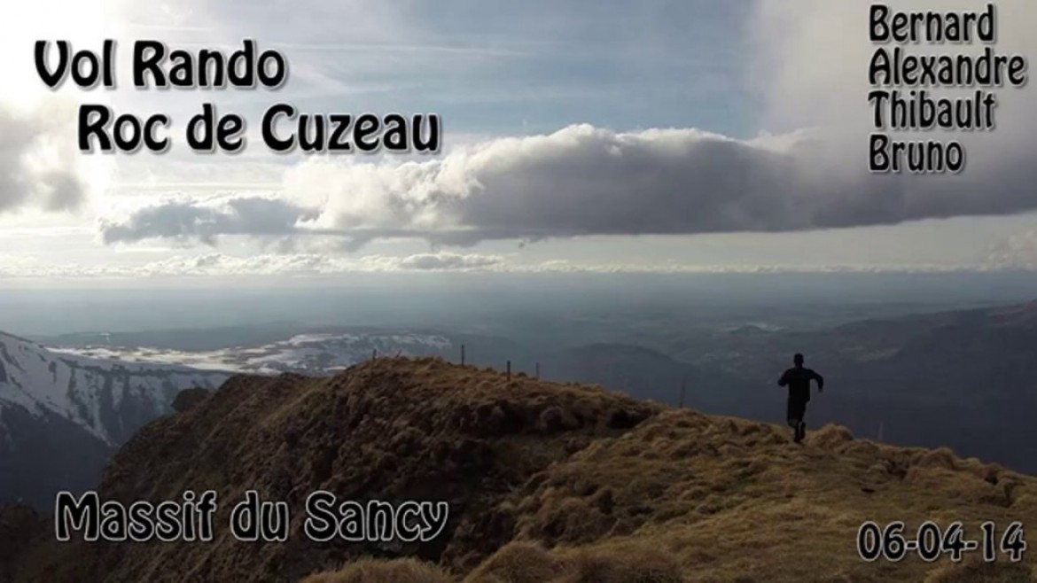 Vol sur un des sites parapente du Mont Dore (63)