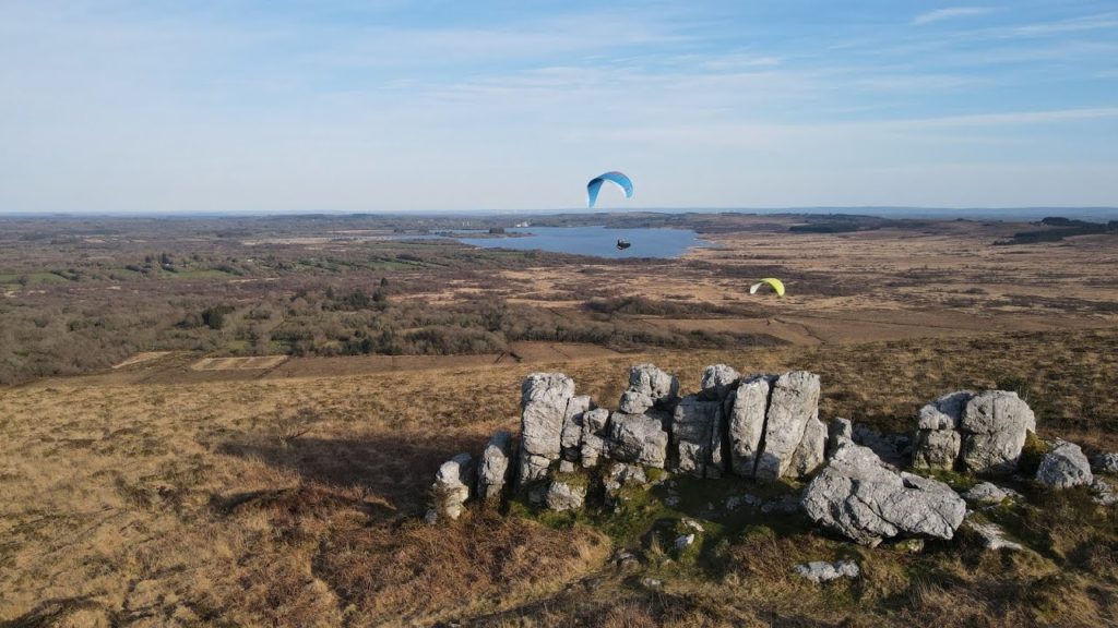 Parapente à Tuchen Kador, vol en ambiance écossaise (Finistère)
