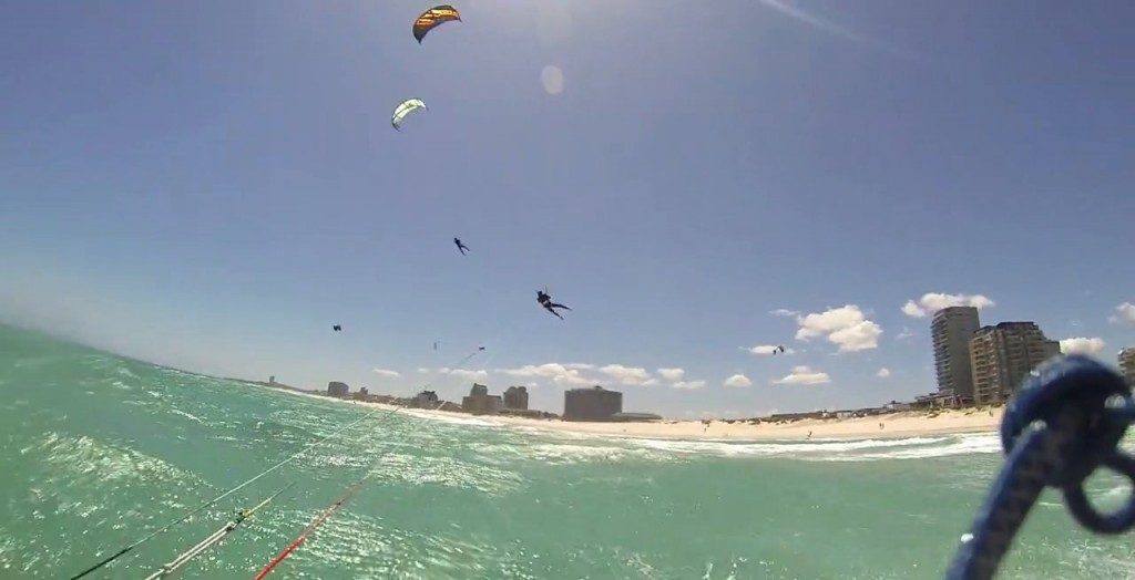 Voler sur l&rsquo;eau en kite avec un kiteboarder « tracteur »