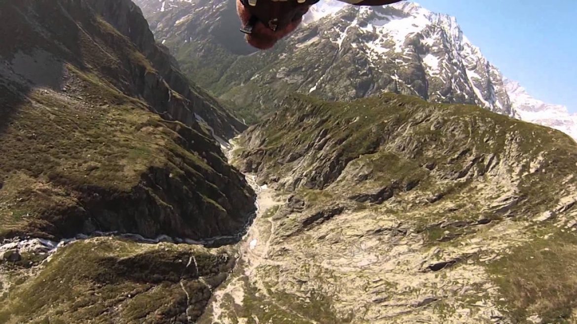 Wingsuit à l&rsquo;aiguille Dibona (Masssif des Ecrins)
