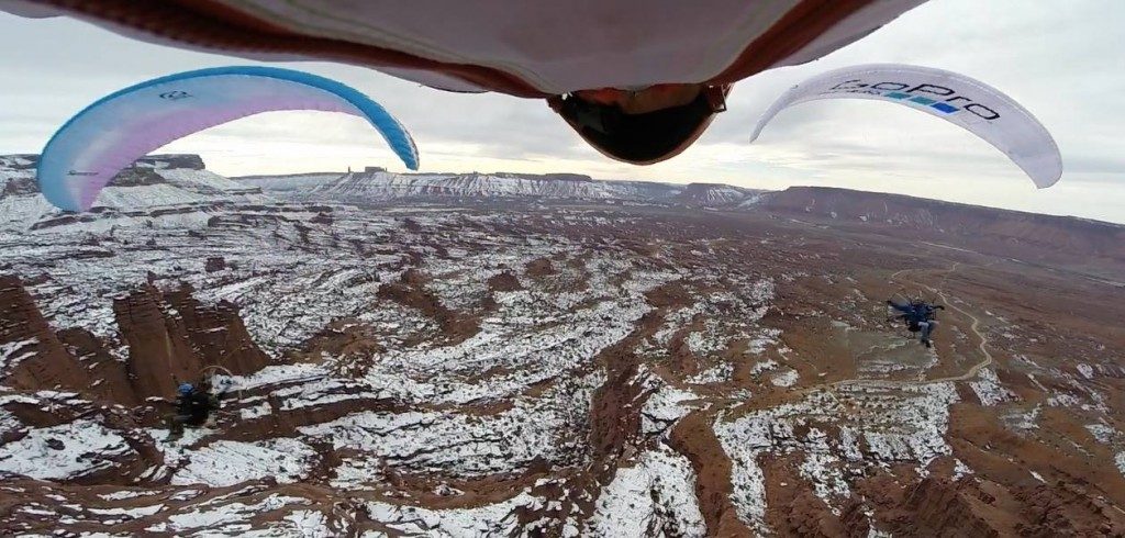 Richard Webb passe en wingsuit entre 2 paramoteurs en vol serré