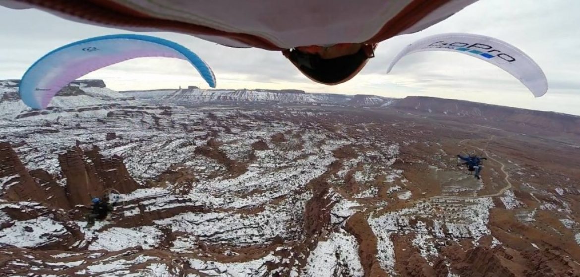 Richard Webb passe en wingsuit entre 2 paramoteurs en vol serré