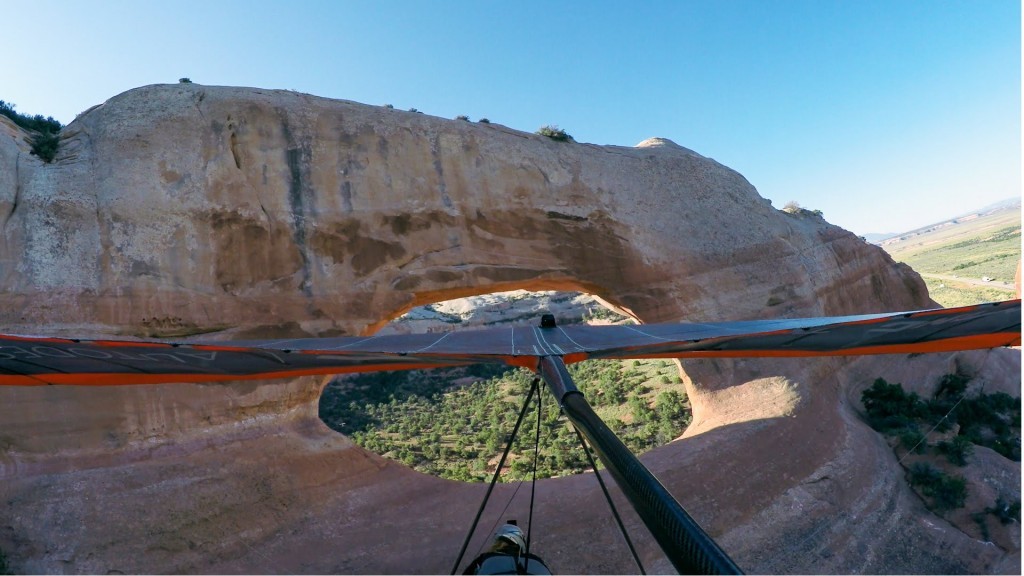Zac Majors traverse l’arche « Wilson Arch » en deltaplane (USA)