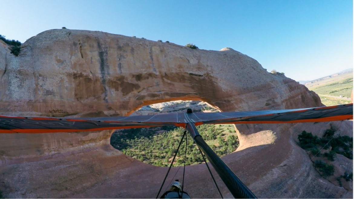 Zac Majors traverse l’arche « Wilson Arch » en deltaplane (USA)